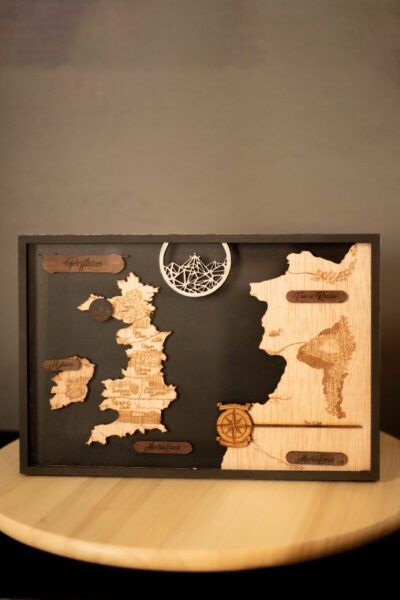 Foto del mapa mundo inspirado en ACOTAR hecho a mano por Mokuren. Decoración personalizada
