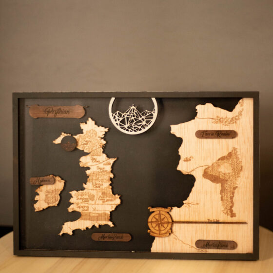 Foto del mapa mundo inspirado en ACOTAR hecho a mano por Mokuren. Decoración personalizada