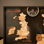 Foto del mapa mundo inspirado en ACOTAR hecho a mano por Mokuren. Decoración personalizada