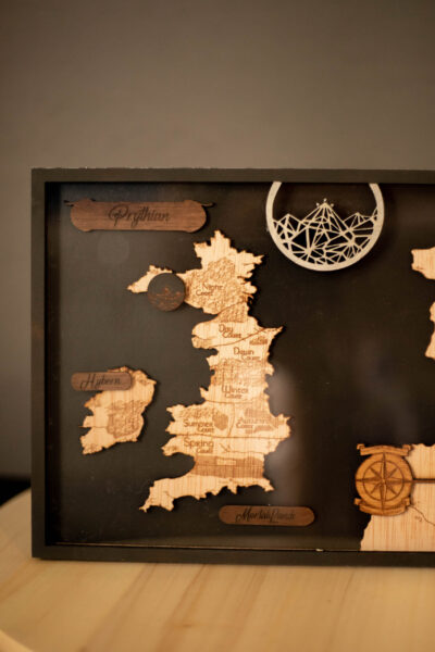 Foto del mapa mundo inspirado en ACOTAR hecho a mano por Mokuren. Decoración personalizada
