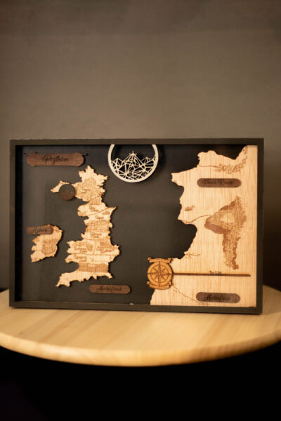 Foto del mapa mundo inspirado en ACOTAR hecho a mano por Mokuren. Decoración personalizada