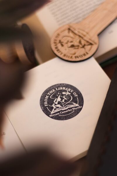 Foto de un sello literario personalizado de Mokuren. Marcapáginas personalizados Toledo Matsuri.