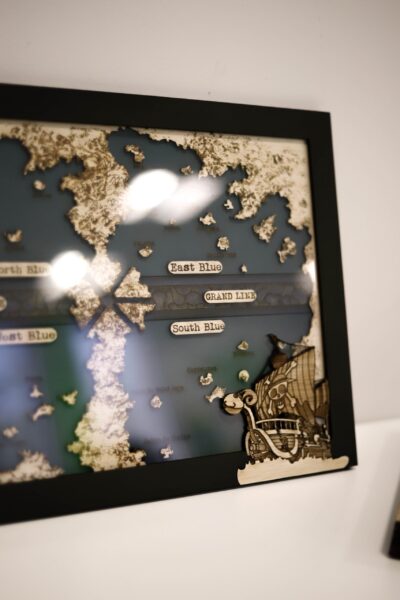 Foto del mapa mundo "One Piece" hecho a mano por Mokuren. One Piece merchandising España