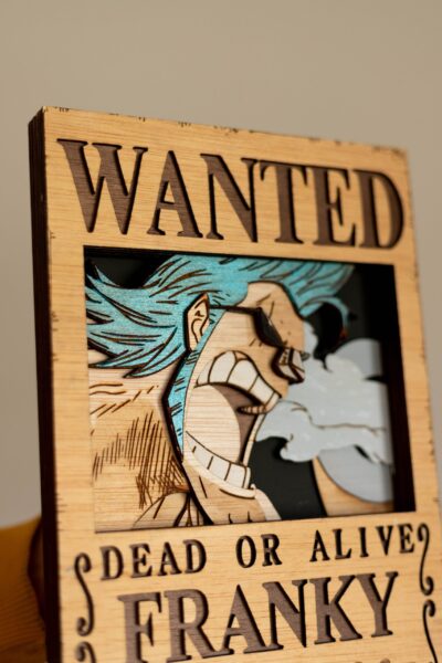 Foto del cartel "Se busca" del anime Franky hecho a mano con madera de pino por Mokuren.